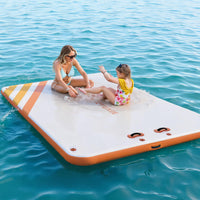 Garvee Plataforma Inflable Flotante de 305x183 cm, Muelle Acuático de PVC con Escalera Desmontable, Bomba Manual y Bolsa de Almacenamiento, Blanco y Naranja