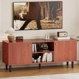 Garvee Mueble para TV de 140 cm Centro de Entretenimiento Estilo Clásico con Puertas Estriadas Color Nogal y Patas Negras - Nogal