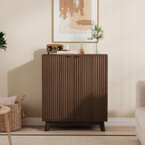 Garvee Aparador Moderno Para Sala Y Comedor Con Puertas Acanaladas Y Tiradores Dorados, Estante Ajustable, Versátil, MDF Robusto, Diseño Elegante - Nuez