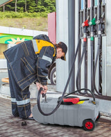 Garvee Caddy de Combustible 57 Litros con Ruedas, Bomba Manual y Manguera 3 m, Tanque Resistente Antigoteo para Gasolina y Diesel, Fácil Movilidad para Jardín y Vehículos