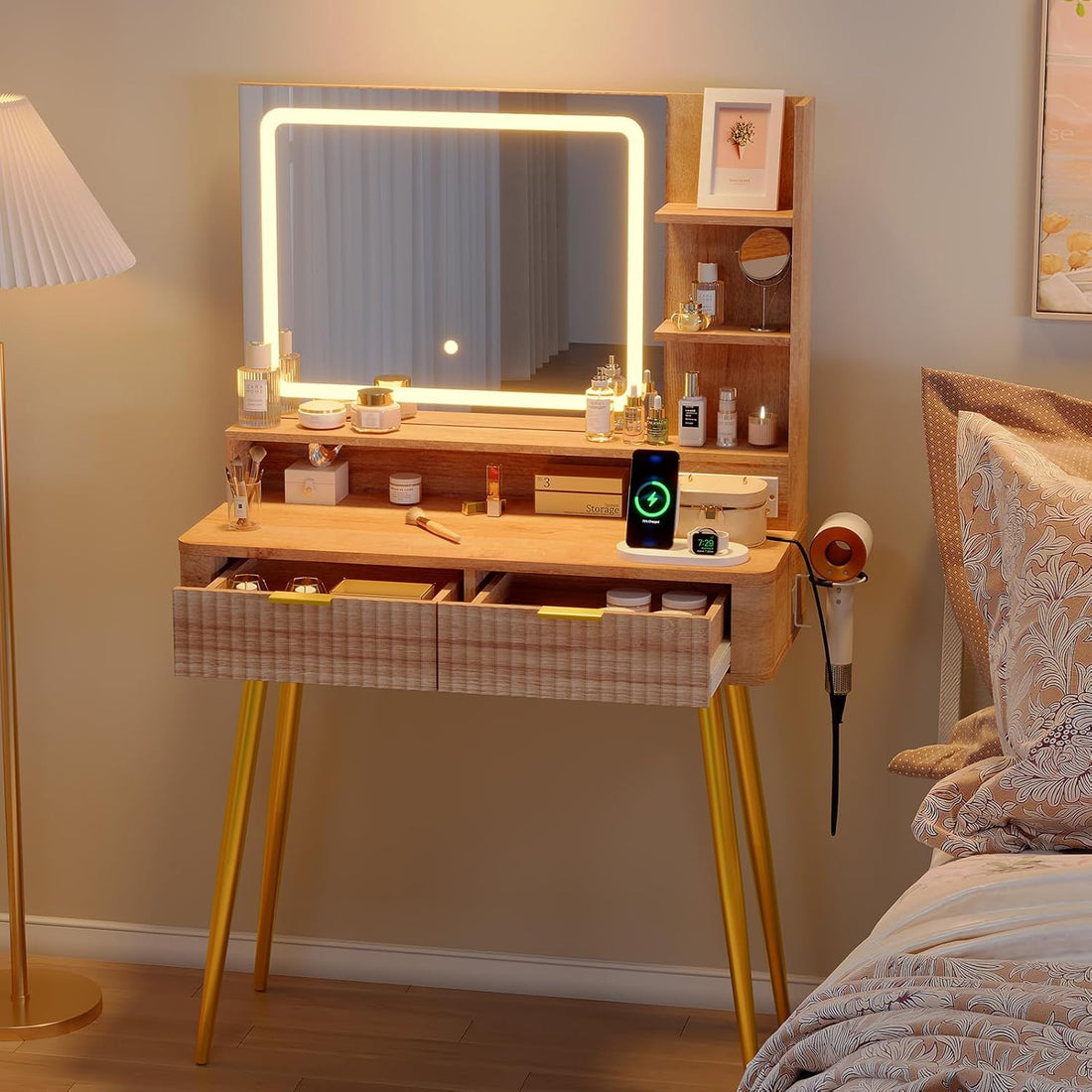 Garvee Tocador de Maquillaje 79cm con Espejo LED, 2 Cajones y Armario, Incluye Estación de Carga con Enchufe Europeo, Madera Natural