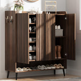 Garvee Gabinete para Zapatos de 3 Puertas con 6 Niveles y Compartimento para Botas, Estantes Ajustables y Ganchos Laterales, 100 x 37 x 110 cm, Nogal Oscuro