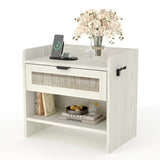 Garvee Mesa de Noche de Ratán con Estación de Carga Tipo-C, Cajón de Almacenamiento, Madera para Dormitorio y Oficina, 60×39×56 cm, Diseño Resistente y Multifuncional - Blanco Lechoso