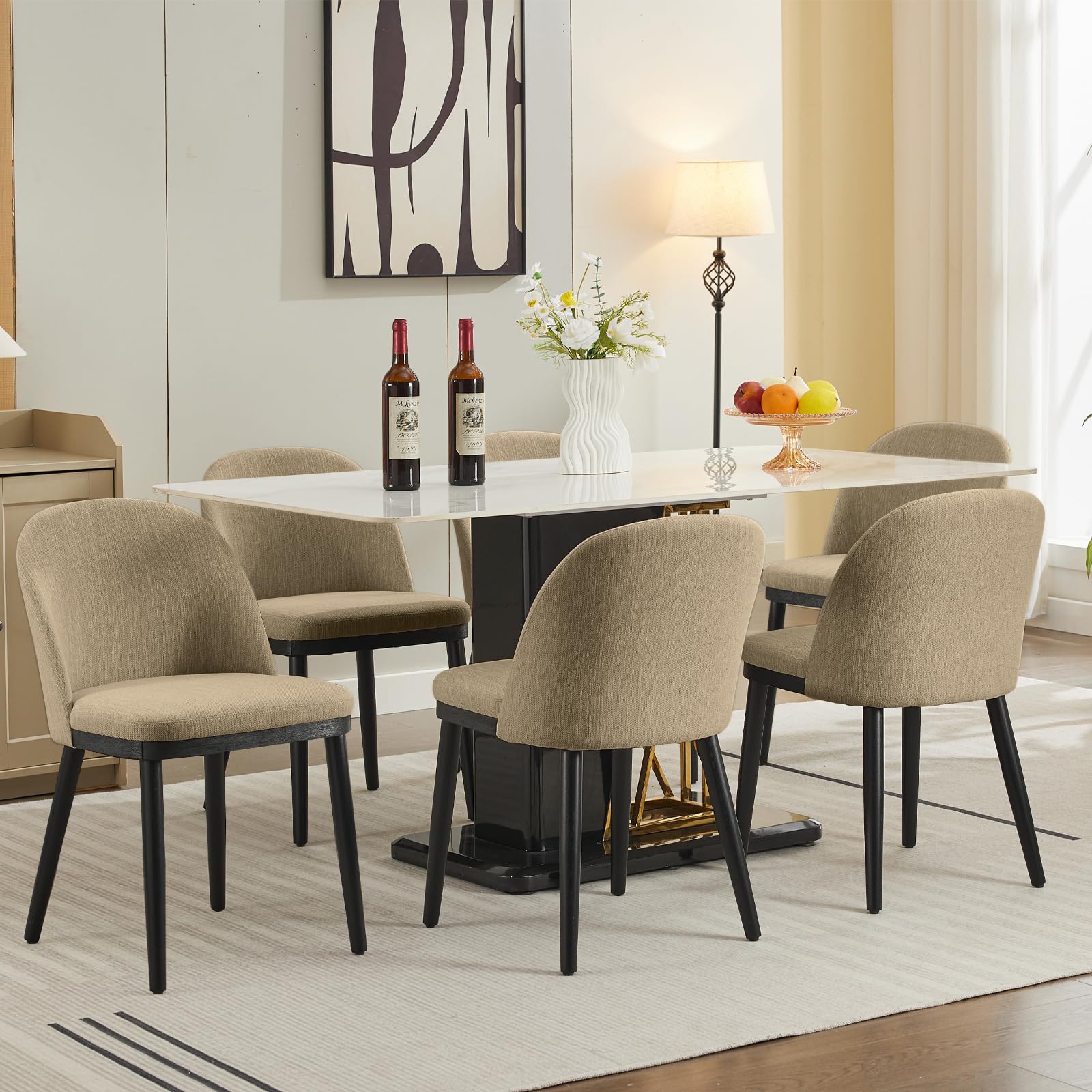 Set de 6 sillas de comedor tapizadas en color camel con patas de madera de la marca Garvee