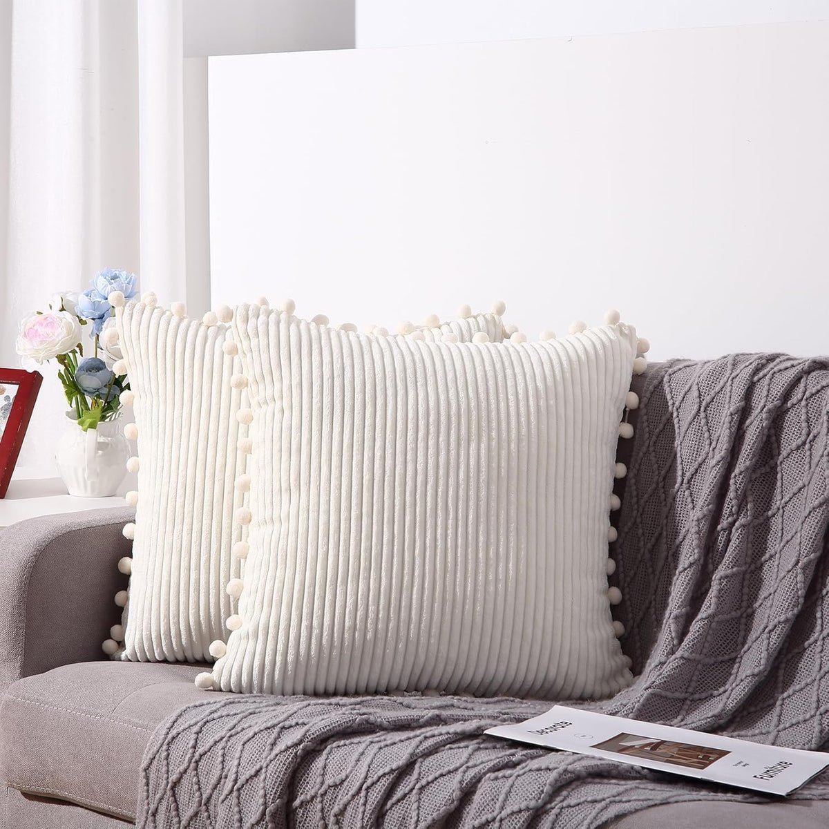 Garvee Set de 2 Fundas de Cojín Blanco 50x50 cm: Chenilla Premium 250GSM, Estilo Boho con Pompones para Sofá, Salón y Dormitorio