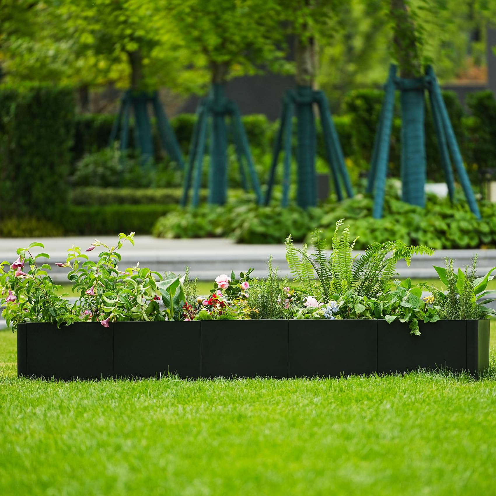 Macetero metálico rectangular extra largo Garvee instalado en jardín