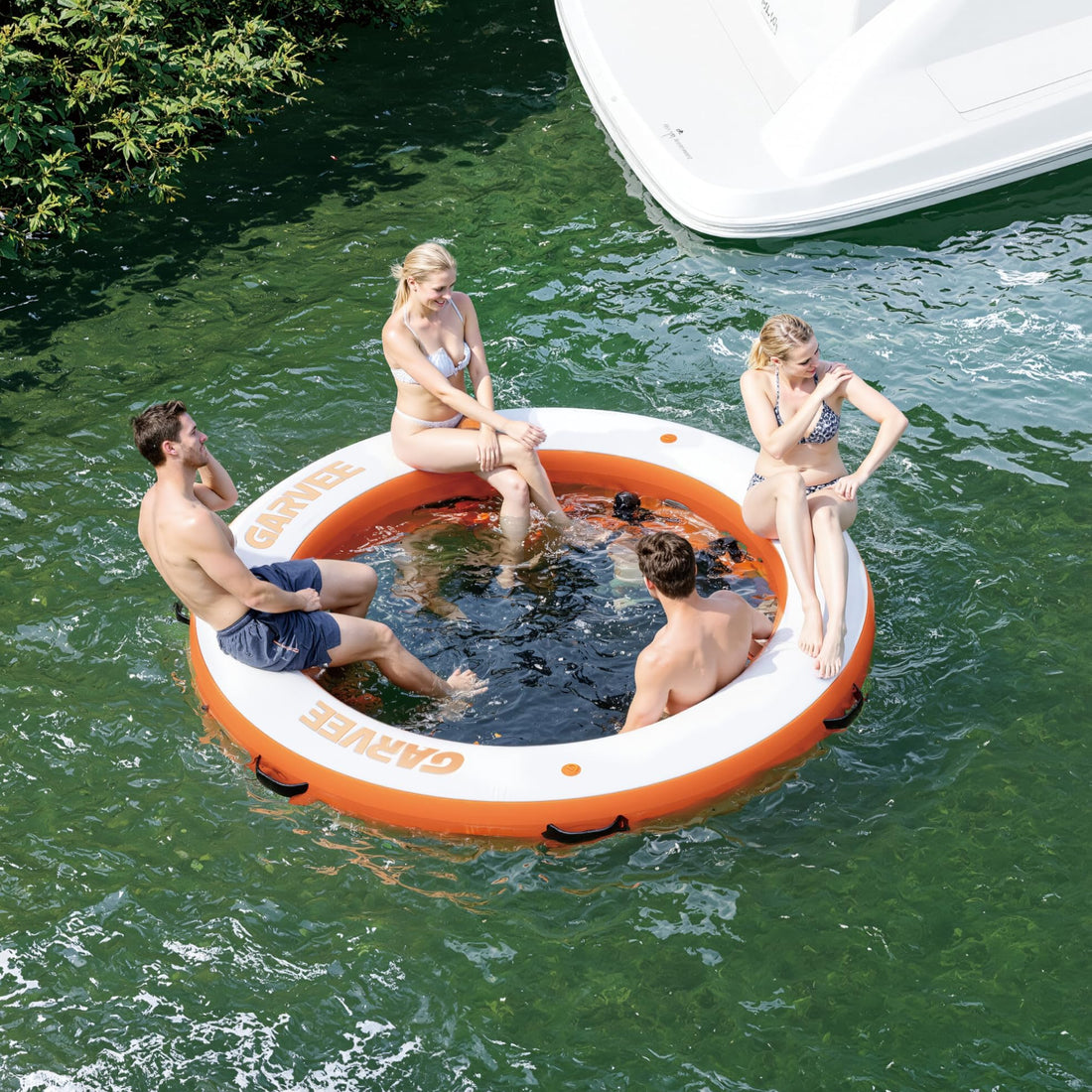 Garvee Hamaca Inflable Acuática Redonda de 244 cm, Plataforma Flotante de PVC Marino de Doble Zona con Malla Central de 183 cm, Escalera Desmontable y Cuerda de Anclaje, Blanco y Naranja