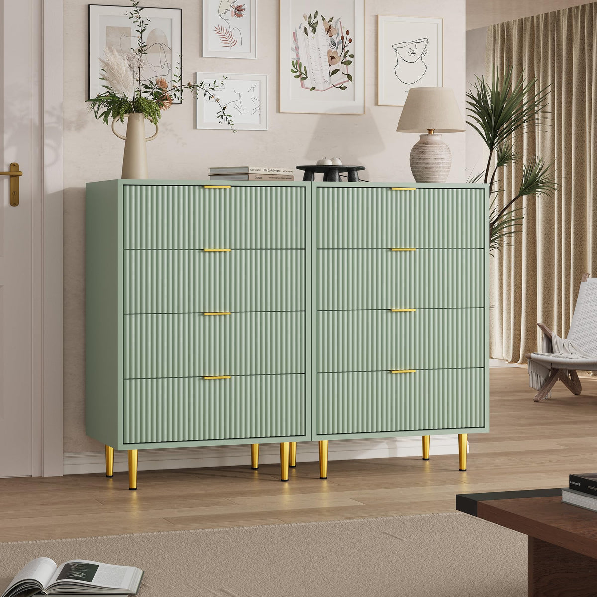 Verde oliva, frontali ondulati e finiture dorate