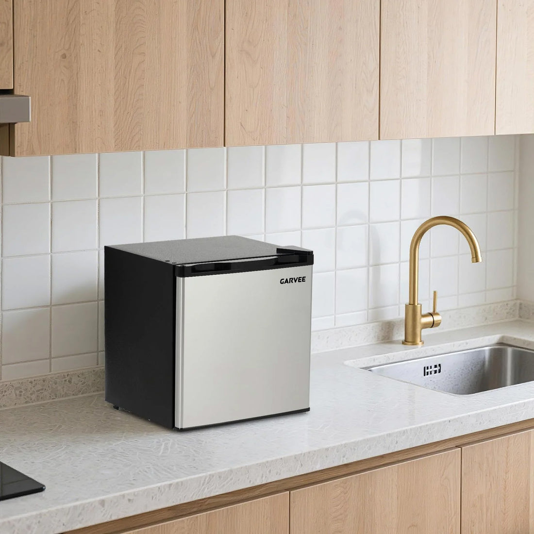 Garvee Mini Frigorífico Compacto de 45 L con Puerta de Acero Inoxidable, Compresor Silencioso de Menos de 40 dB, Estantes de Vidrio Extraíbles y Control de Temperatura Ajustable, para Dormitorio y Oficina