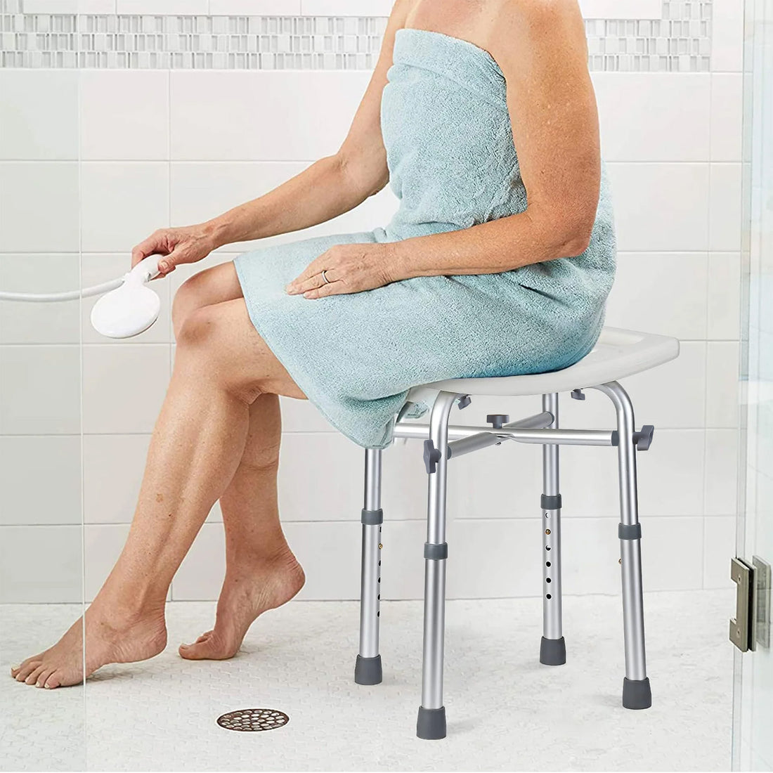 Garvee Silla de Ducha Ajustable Aluminio PE Asiento Amplio Pies Antideslizantes Mango de Plástico con Tornillos Capacidad 250 kg Altura Ajustable 36-49 cm Hogares, Usuarios de Baño, Satinado Blanco