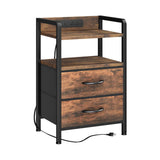 Garvee Mesa Auxiliar Industrial con Estación de Carga y Luz LED Inteligente Mesita de Noche Rústica con 2 Cajones de Tela Estructura de Hierro y MDF para Salón y Dormitorio Color Madera - Madera Natural