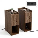 Garvee Mesitas de Noche Modernas de Madera con Cajon Enchufes Integrados y Estante Abierto Dos Unidades, Color Nogal