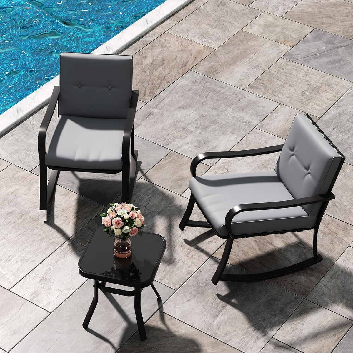 Garvee Set Bistró de Exterior 3 Piezas, 2 Sillas Mecedoras y Mesa de Cristal, Cojines Gris Cálido, Metal Resistente, para Jardín y Terraza