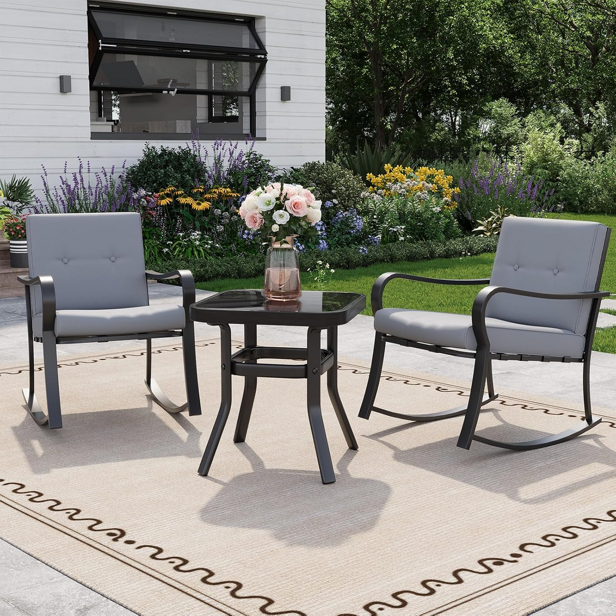 Garvee Set Bistró de Exterior 3 Piezas, 2 Sillas Mecedoras y Mesa de Cristal, Cojines Gris Cálido, Metal Resistente, para Jardín y Terraza